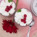 La foto raffigurante la panna cotta al cioccolato guarnita con panna e frutti di bosco