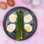 La foto raffigurante gli asparagi e le uova sode tagliate