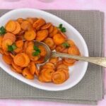 La foto raffigurante le nostre carote in padella guarnite con prezzemolo fresco