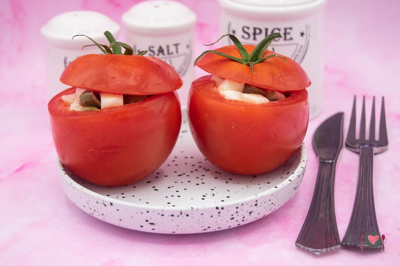 La foto raffigurante i pomodori ripieni di olive e mozzarella