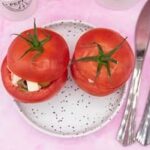 La foto raffigurante i pomodori ripieni di olive e mozzarella, decorati con la loro calotte