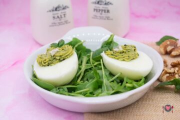 La foto raffigurante le uova al pesto