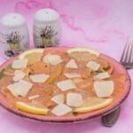 La foto raffigurante il carpaccio di salmone guarnito con le scaglie di grana