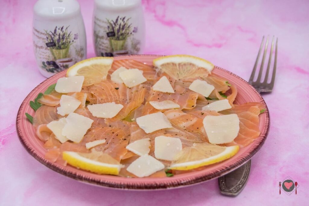 Carpaccio di salmone ( antipasto elegante in soli 5 minuti ) La foto raffigurante il carpaccio al salmone condito con l'emulsione a base di olio e limone.