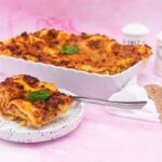 La foto raffigurante le lasagne alla bolognese farcite con besciamella, ragù di carne e parmigiano