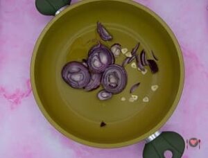 La foto raffigurante l'aglio e la cipolla puliti e messi in padella, per la preparazione delle polpette al sugo