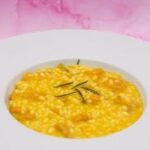 La foto raffigurante il golosissimo risotto con la zucca, guarnito con aghi di rosmarino