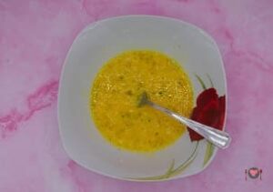 La foto raffigurante il composto a base uova mescolato, per la preparazione dell'omelette prosciutto e formaggio
