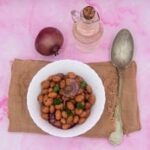 La foto raffigurante l'insalata di fagioli e cipolle, piatto povero della cucina italiana