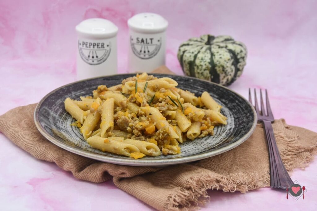 La foto raffigurante la pasta con zucca e salsiccia