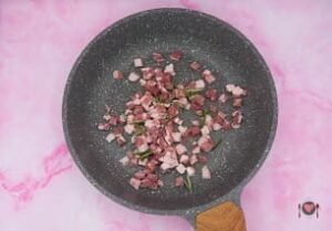 La foto raffigurante la pancetta e gli aghi di rosmarino, per la preparazione dei crostini con zucca