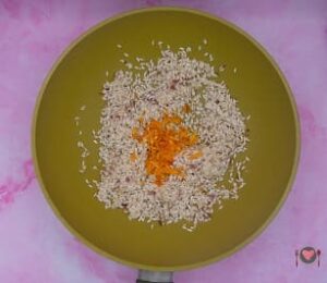 La foto raffigurante la scorza dell'arancia e la vodka gettati in padella, per la preparazione del risotto all'arancia