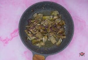 La foto raffigurante l'aggiunta di brodo vegetale, per la preparazione della frittata con carciofi
