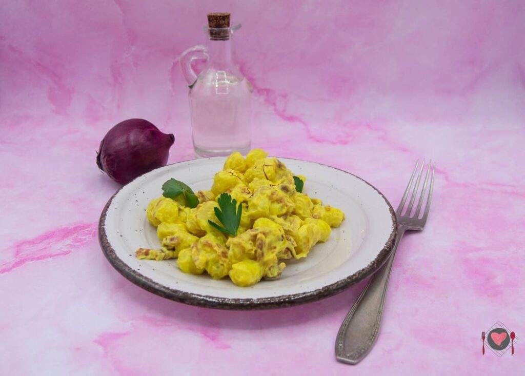 La foto raffigurante la ricetta degli gnocchetti zafferano e speck.