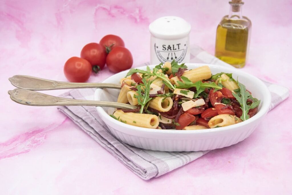 Pasta fredda con bresaola ( pronta in 20 minuti ) La foto raffigurante la pasta fredda con bresaola e rucola.