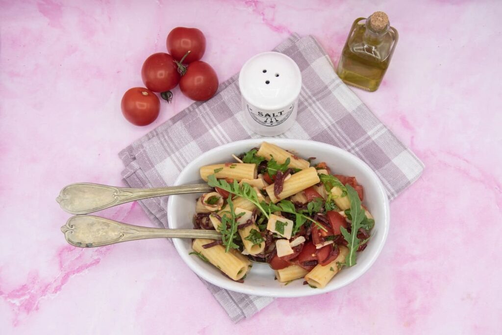 Pasta fredda con bresaola ( pronta in 20 minuti ) La foto raffigurante la ricetta veloce della pasta fredda con bresaola.