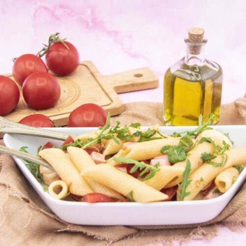 La foto raffigurante la pasta fredda cotto e pomodorini