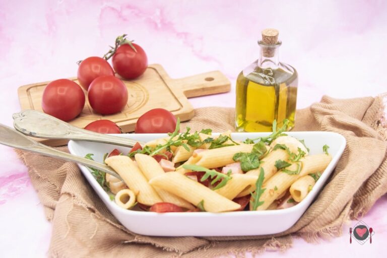 La foto raffigurante la pasta fredda cotto e pomodorini