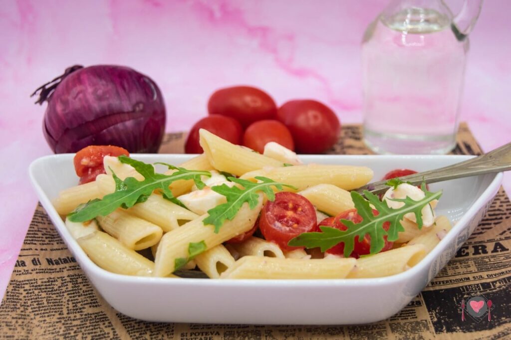 La foto raffigurante la pasta fredda pomodoro e mozzarella