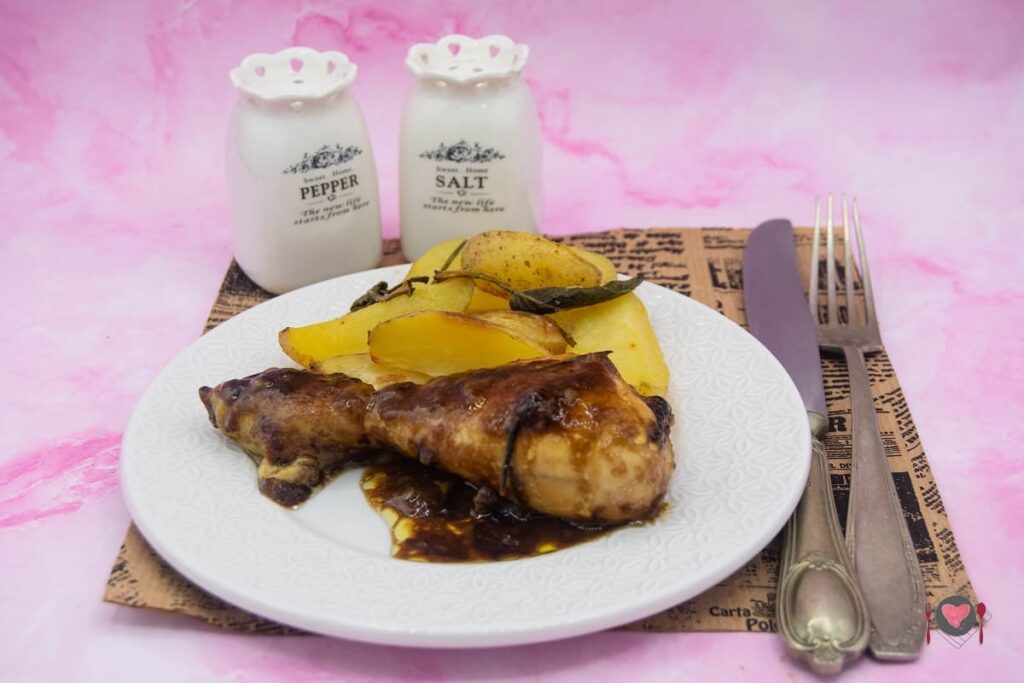 Cosce di pollo alla birra ( le prepari in 15 minuti ) La foto raffigurante le cosce di pollo alla birra e rosmarino.