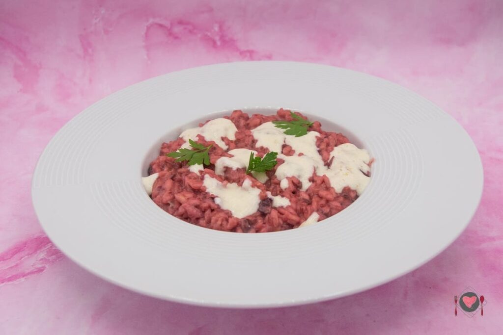 Risotto alla barbabietola ( pronto in 30 minuti ) La foto raffigurante il risotto alla barbabietola cremoso.