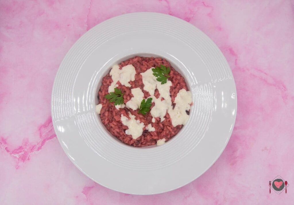 Risotto alla barbabietola ( pronto in 30 minuti ) La foto raffigurante il risotto alla barbabietola, risotto vegetariano.
