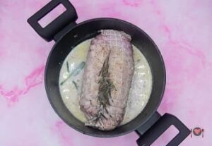 La foto raffigurante l'aggiunta di latte, sale e pepe, per la preparazione dell'arrosto al latte