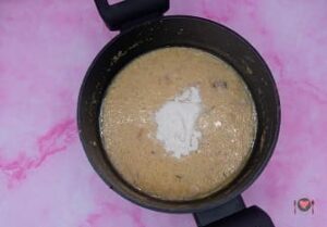 La foto raffigurante l'aggiunta di farina, per la preparazione dell'arrosto al latte