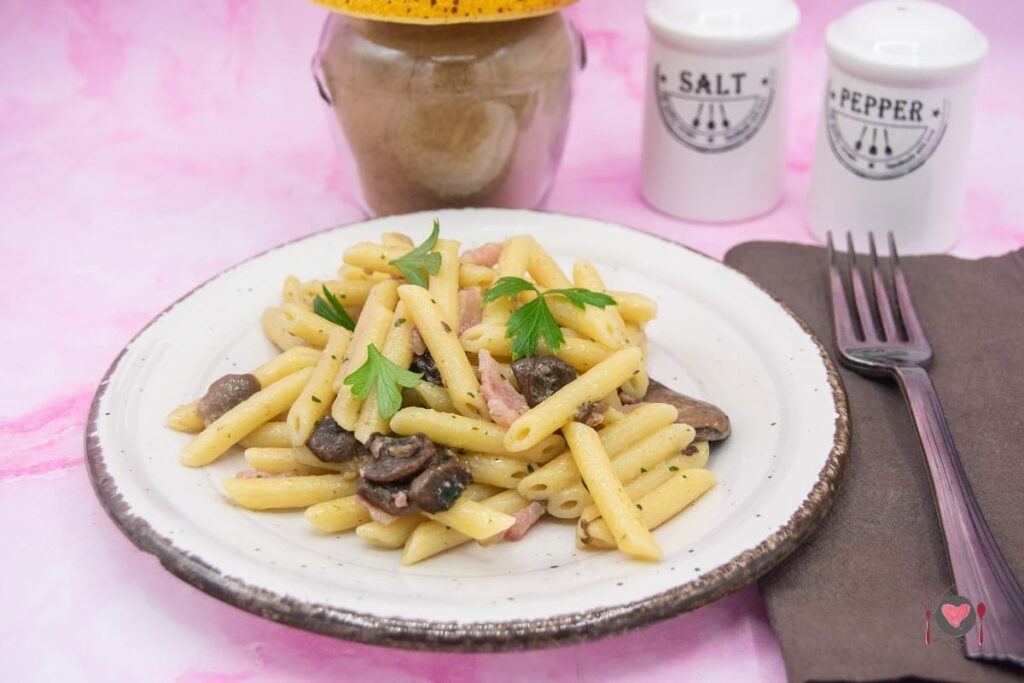 Pasta con guanciale ( gusto sublime in 40 minuti ) La foto raffigurante la ricetta facile della pasta con guanciale.
