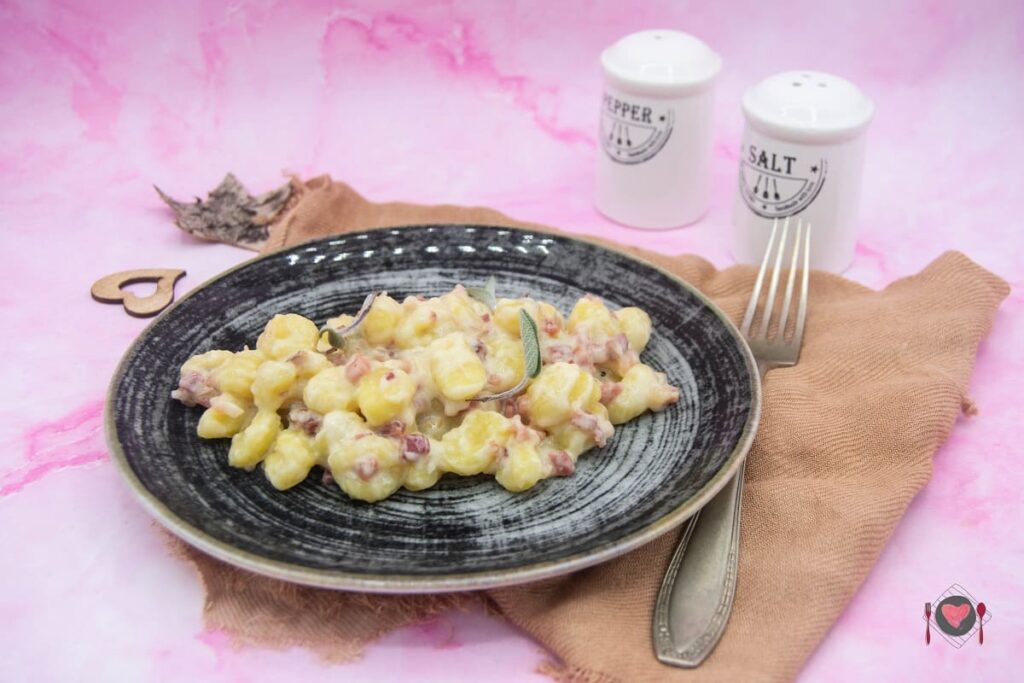 Gnocchi con gorgonzola e speck ( pronti in 20 minuti ) La foto raffigurante la ricetta veloce degli gnocchi gorgonzola e speck.