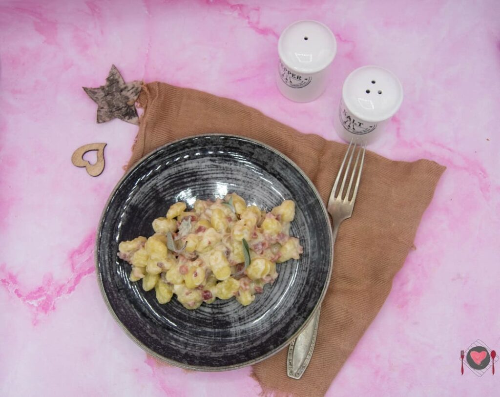 Gnocchi con gorgonzola e speck ( pronti in 20 minuti ) La foto raffigurante la ricetta degli gnocchi gorgonzola e speck.