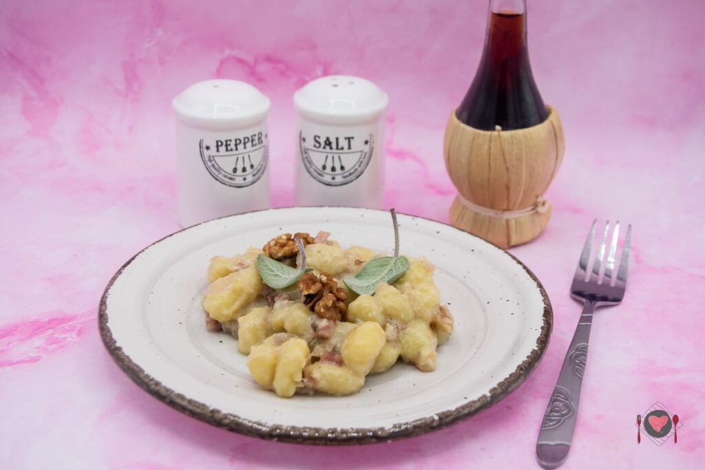 Gnocchi gorgonzola speck e noci ( in 25 minuti ) La foto raffigurante come fare gli gnocchi gorgonzola speck e noci.