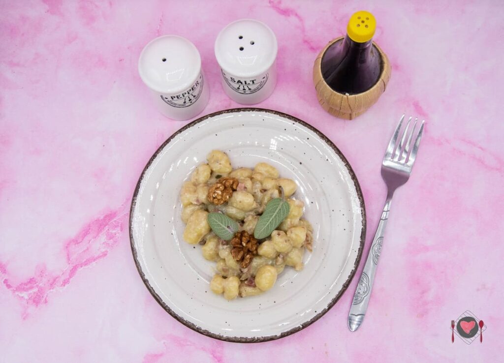 Gnocchi gorgonzola speck e noci ( in 25 minuti ) La foto raffigurante la ricetta facile degli gnocchi gorgonzola speck e noci