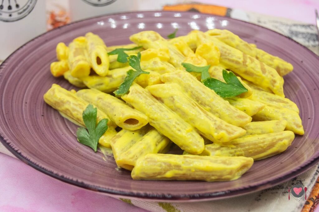 La foto raffigurante la pasta gamberetti e zafferano