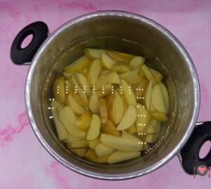La foto raffigurante le patate fatte sbollentare, per la preparazione delle patate al forno
