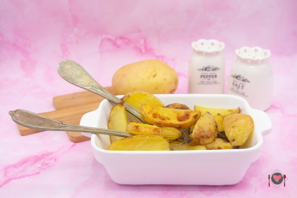 Patate al forno ( gustosissime in 50 minuti ) La foto raffigurante la ricetta delle patate al forno.