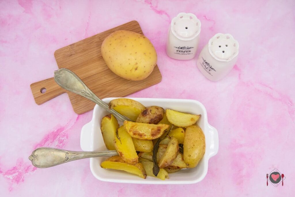 Patate al forno ( gustosissime in 50 minuti ) La foto raffigurante la ricetta facile delle patate al forno.