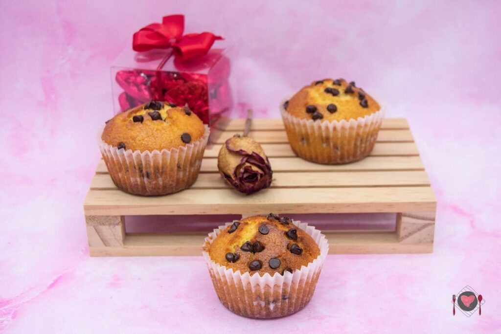 Muffin con gocce di cioccolato ( pronti in 35 minuti ) La foto raffigurante i muffin con gocce di cioccolato, golosi.