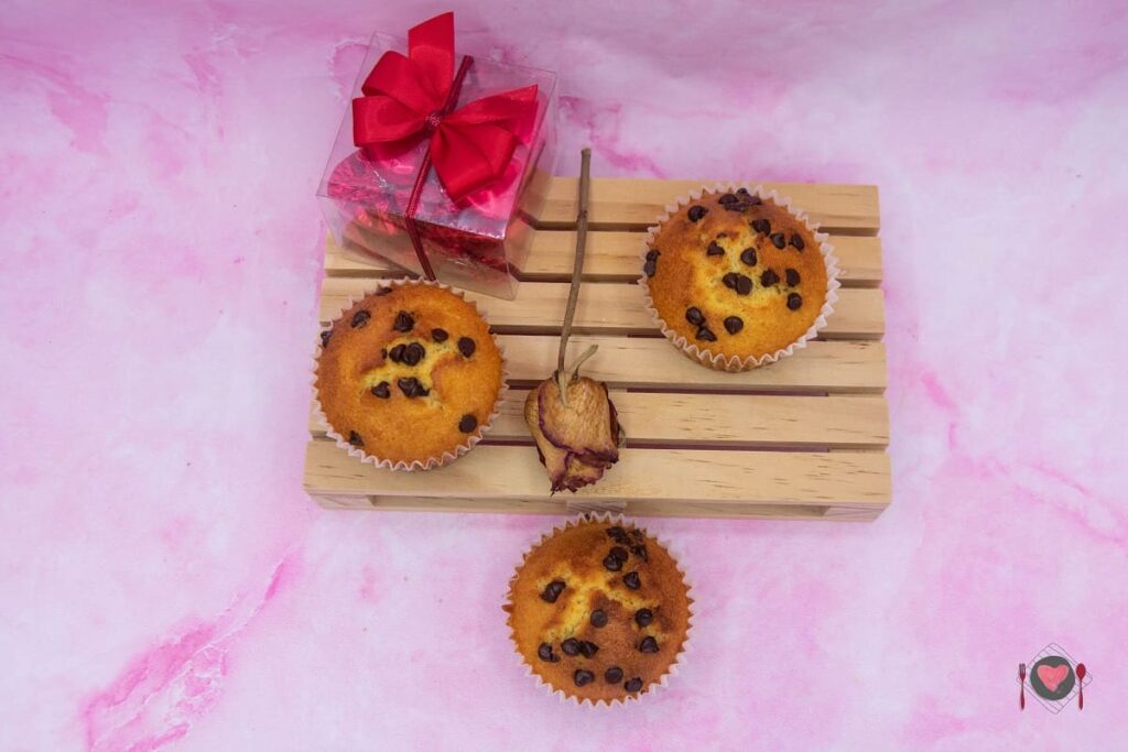Muffin con gocce di cioccolato ( pronti in 35 minuti ) La foto raffigurante i muffin con gocce di cioccolato veloci.