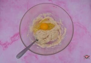 La foto raffigurante l'aggiunta di uova, per la preparazione dei muffin con gocce di cioccolato