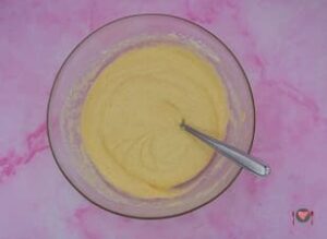 La foto raffigurante l'impasto, per la preparazione dei muffin con gocce di cioccolato