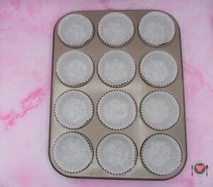 La foto raffigurante i stampi da muffin, per la preparazione dei muffin con gocce di cioccolato