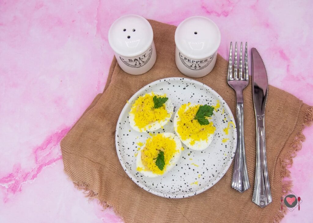Uova mimosa ( finger food irresistibile in 20 minuti ) La foto raffigurante la ricetta sfiziosa, delle uova mimosa.