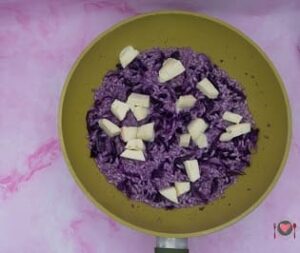 Risotto con cappuccio viola ( pronto in 30 minuti ) La foto raffigurante l' aggiunta del taleggio al risotto, per la preparazione del risotto con cappuccio viola