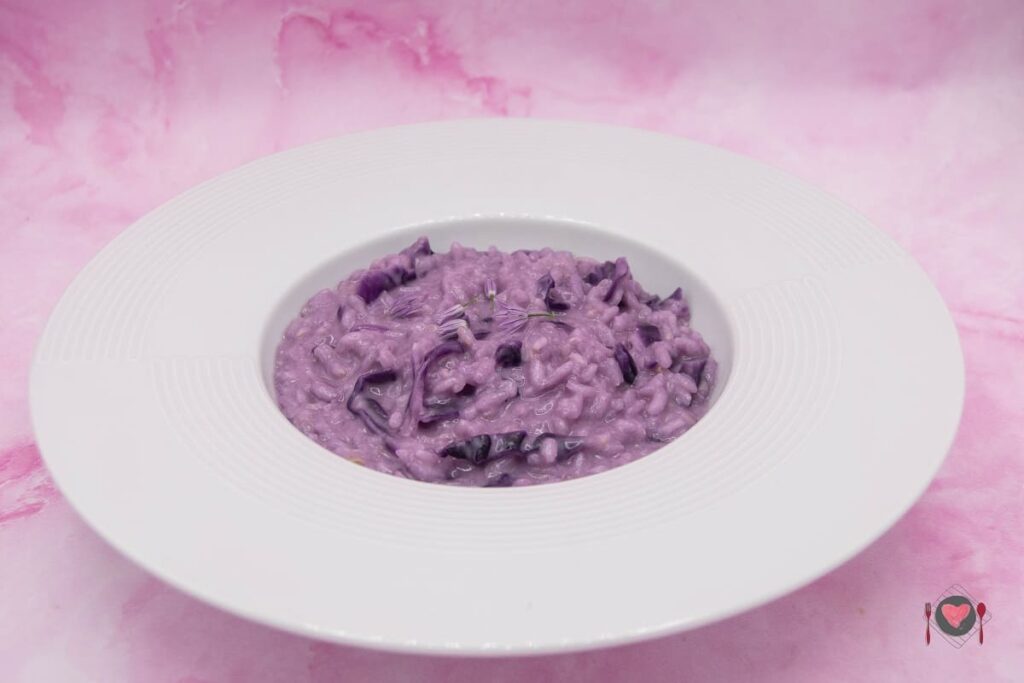 Risotto con cappuccio viola ( pronto in 30 minuti ) La foto raffigurante la ricetta facile del risotto con cappuccio viola .