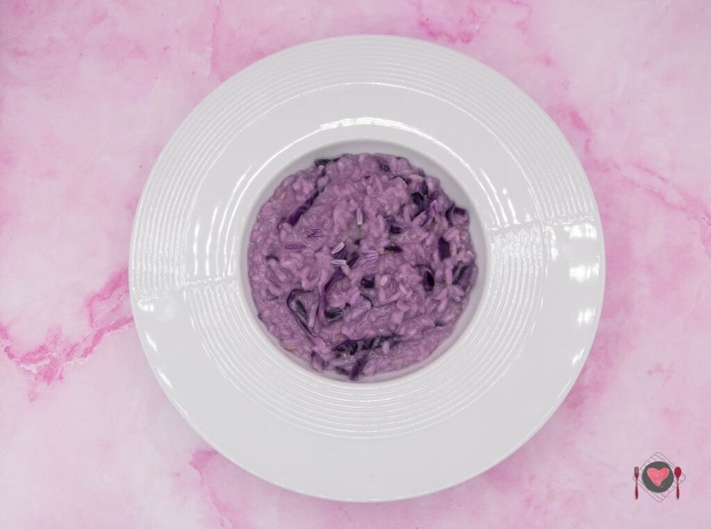 Risotto con cappuccio viola ( pronto in 30 minuti ) La foto raffigurante il risotto con cappuccio viola, dal bel colore viola.