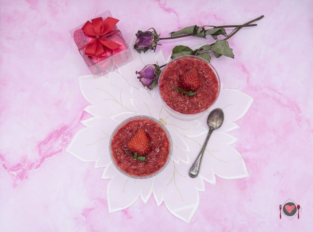 Panna cotta alle fragole ( con 10 foto passo passo ) La foto raffigurante la cremosissima panna cotta alle fragole