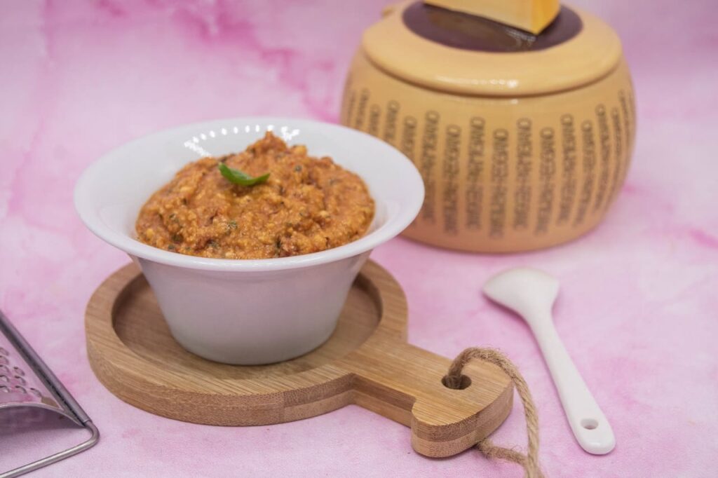 Pesto con pomodoro secco ( in 10 minuti ) La foto raffigurante il saporito e denso pesto con pomodoro secco.