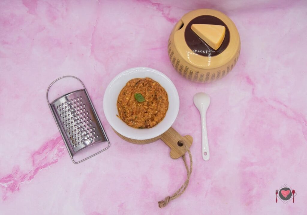 Pesto con pomodoro secco ( in 10 minuti ) La foto raffigurante il pesto con pomodoro secco, della cucina italiana.