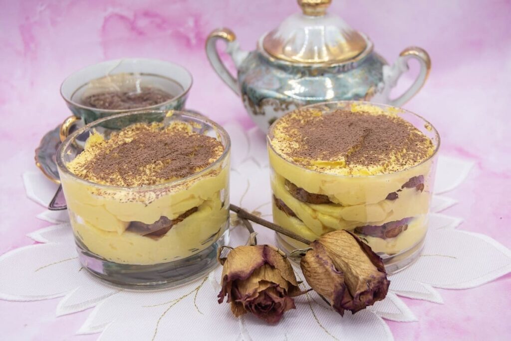 Dolce freddo con crema al burro ( pronto in 25 minuti ) La foto raffigurante il dolce freddo con crema al burro, un dessert veloce.